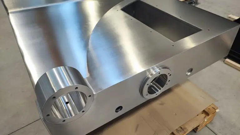 Dettaglio della riduzione dello spessore di un componente in acciaio per contenere i costi di produzione