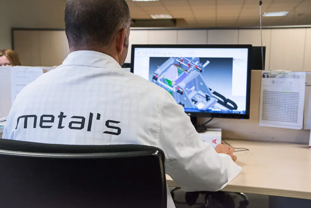 Ein Techniker von Metal’s analysiert ein Projekt zur Senkung der Produktionskosten