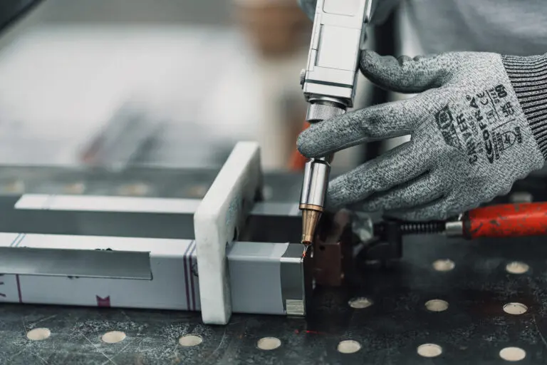 Impianto di saldatura laser al lavoro